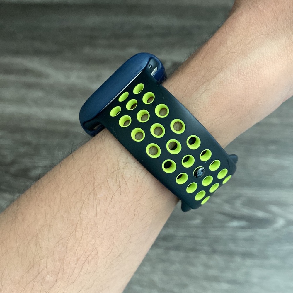 Apple Watch 42MM Nike+ Series 3 black and neon green sports band S/M - Picture 2 of 12